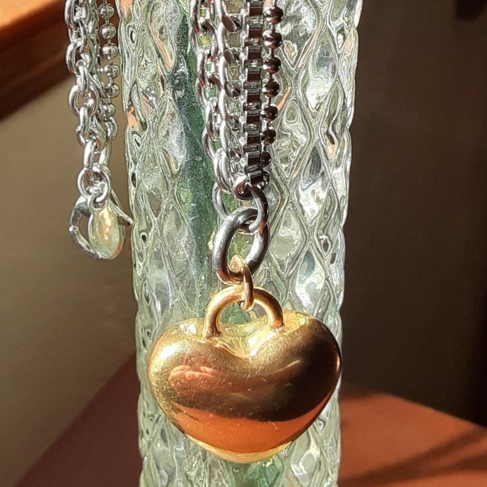 Loose, chain bracelet with heart charm